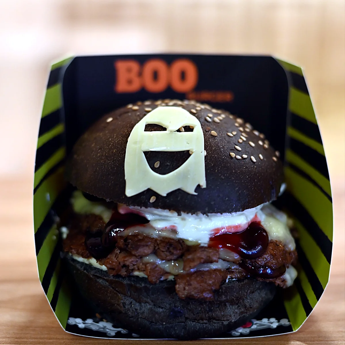Boo Burger con pan negro de carbón activado y cara de fantasma de queso, Nación Smash Cuenca