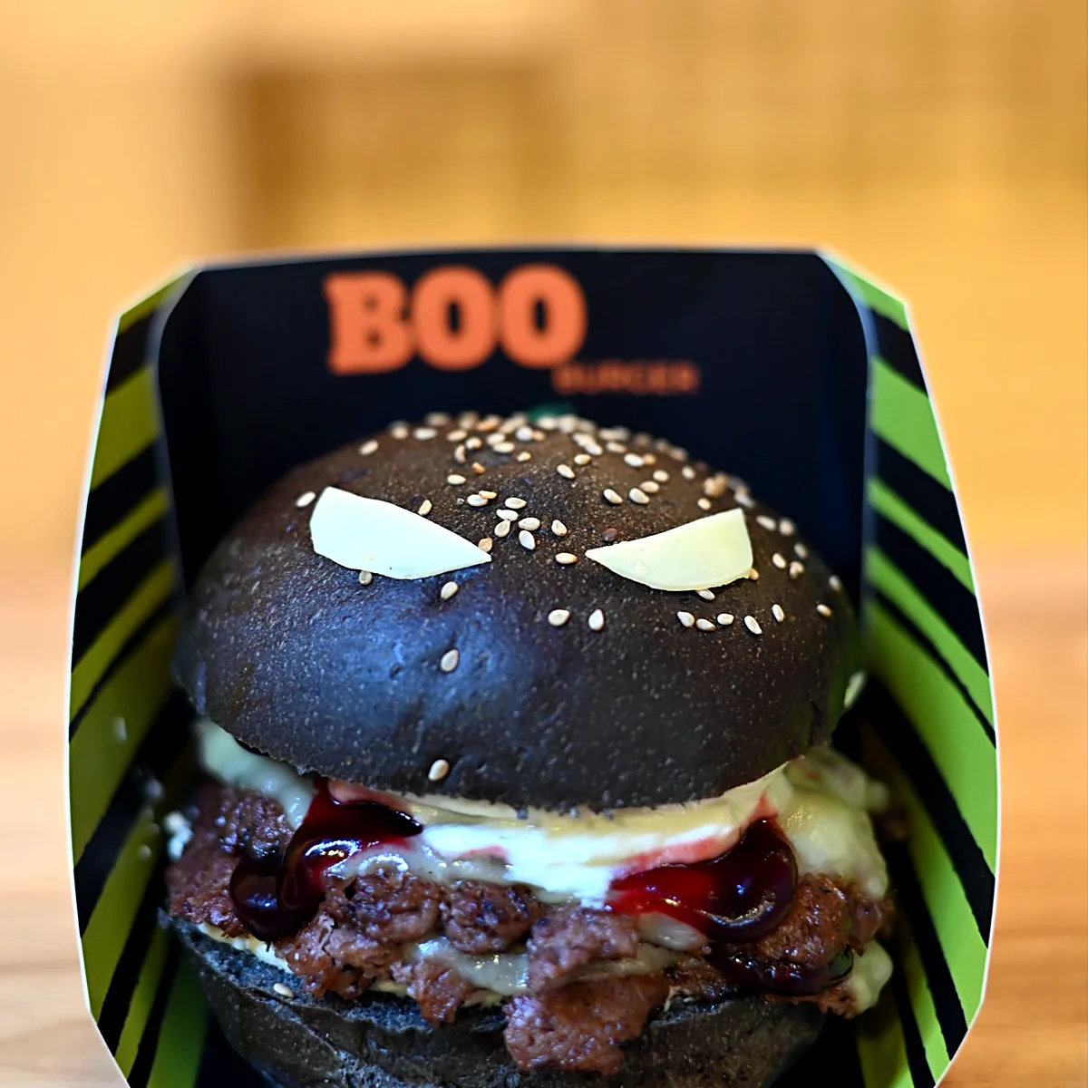 Boo Burger con pan negro y cara enojada, mermelada de frambuesa y queso crema, Nación Smash