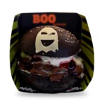 Boo Burger con pan negro de carbón activado y cara de fantasma de queso, Nación Smash Cuenca