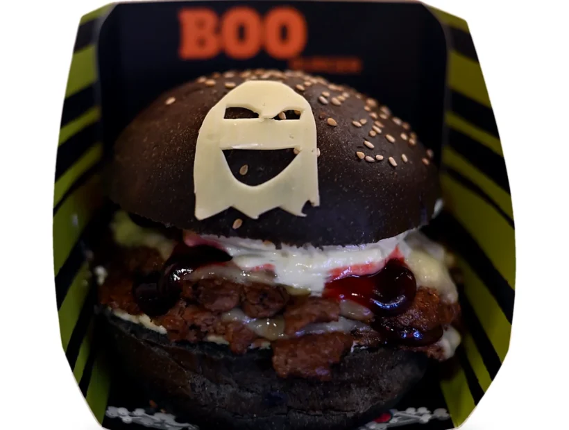 Boo Burger con pan negro de carbón activado y cara de fantasma de queso, Nación Smash Cuenca