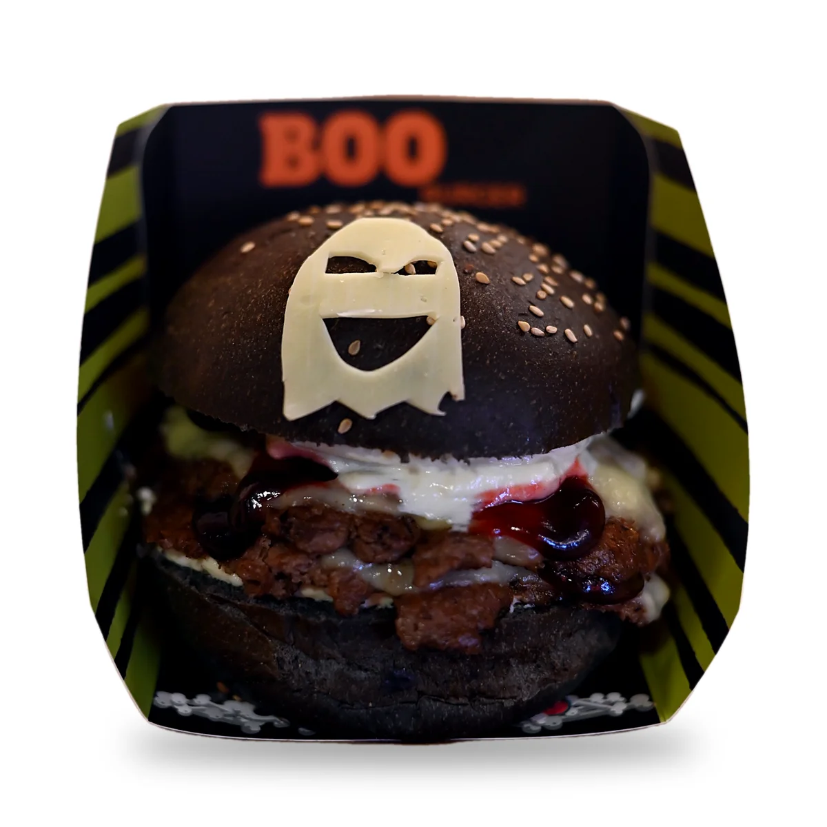 Boo Burger con pan negro de carbón activado y cara de fantasma de queso, Nación Smash Cuenca