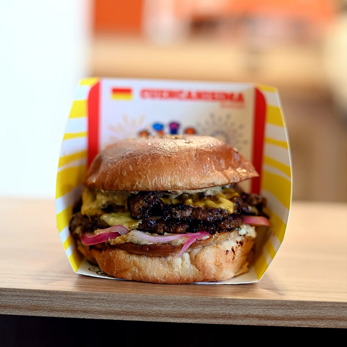 Cuencanísima Burger en pan de papa con cebolla colorada encurtida, Nación Smash Cuenca