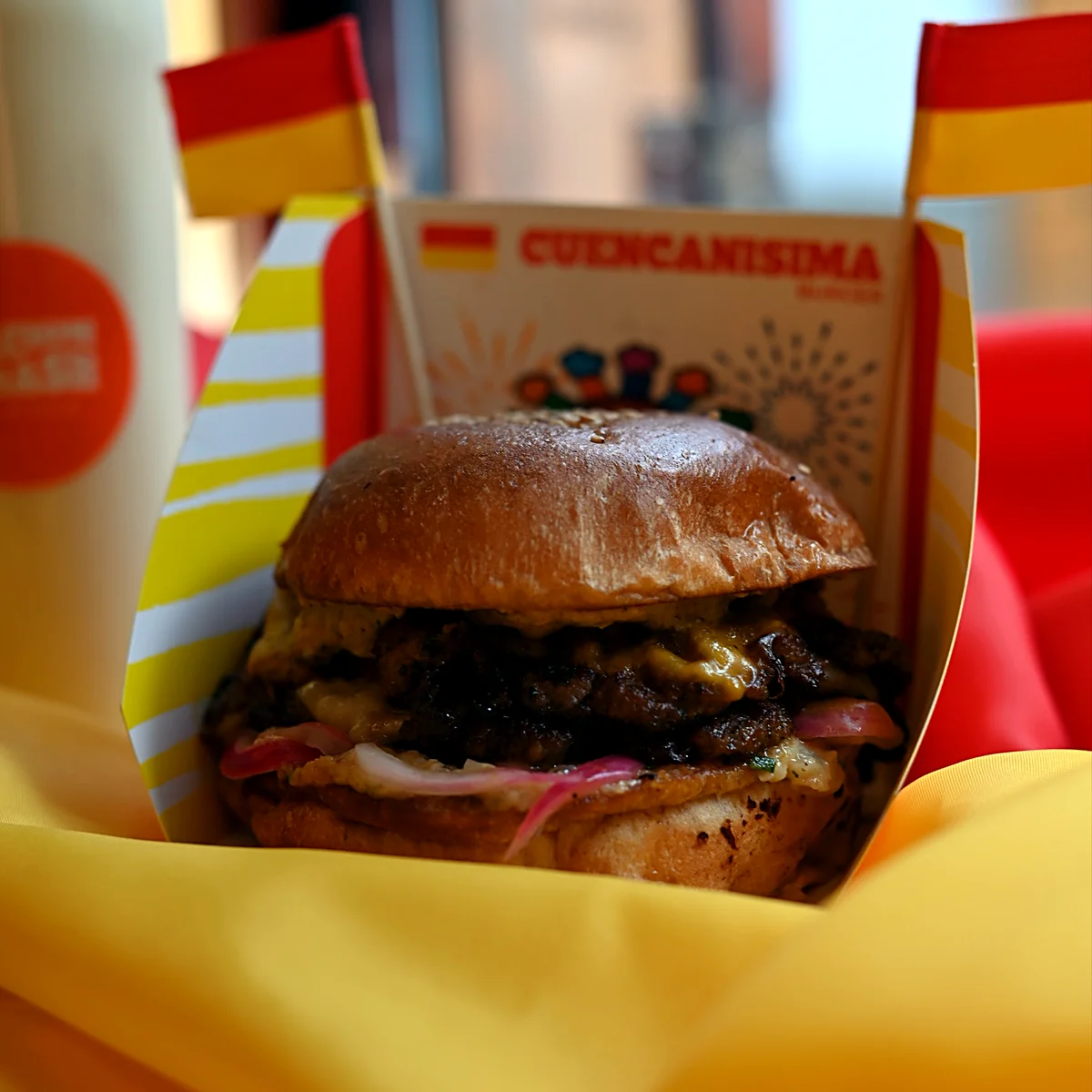Cuencanísima Burger con banderas de Cuenca, edición de temporada