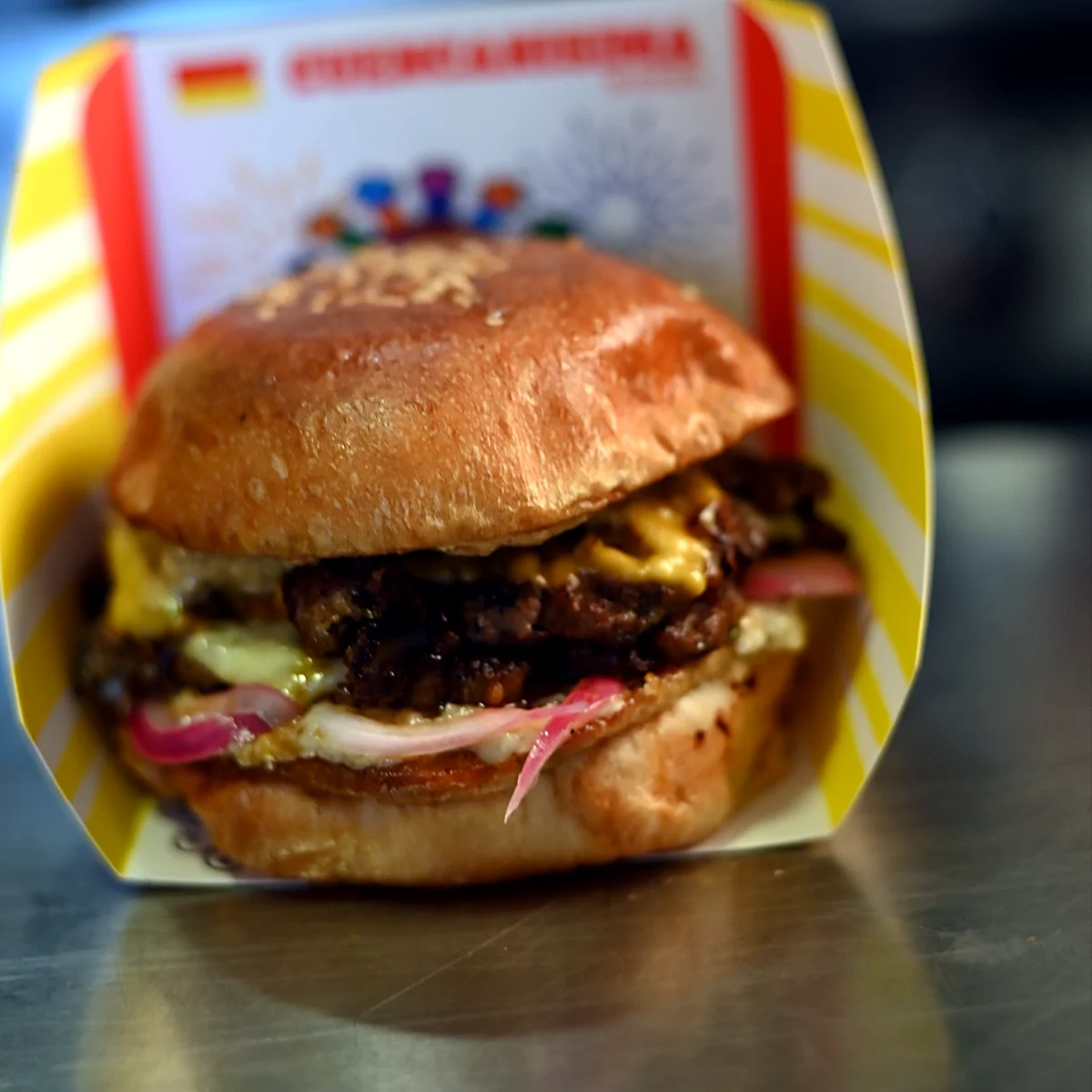 Primer plano de la Cuencanísima Burger con doble carne smash