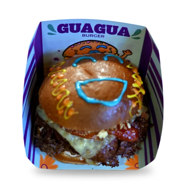Guagua Burger en pan brioche con cremoso de colada morada y guayaba, Nación Smash Cuenca